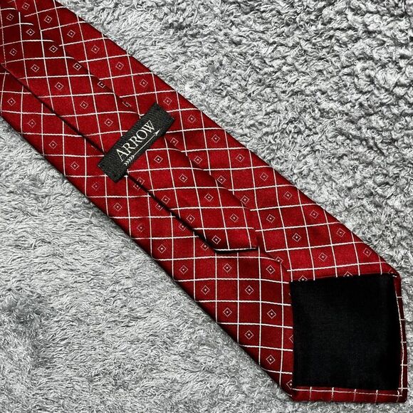 ARROW RED W WHITE DESIGN VINTAGE MENS NECKTIE 100% SILK MADE IN USA - Picture 1 of 6